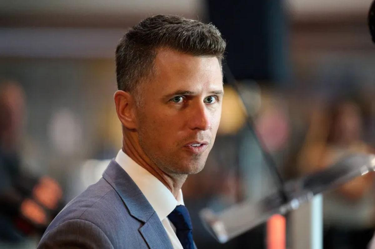 1 de octubre de 2024; San Francisco, CA, EE. UU.; El presidente de operaciones de béisbol de los Gigantes de San Francisco, Buster Posey, habla con los medios después de una conferencia de prensa de presentación en Oracle Park. Crédito obligatorio: Robert Edwards-Imagn Images