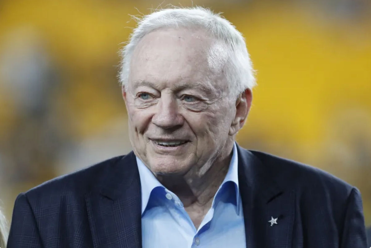 6 de outubro de 2024; Pittsburgh, Pensilvânia, EUA; O proprietário do Dallas Cowboys, Jerry Jones, no campo antes do jogo contra o Pittsburgh Steelers no Acrisure Stadium. Crédito obrigatório: Charles LeClaire-Imagn Images