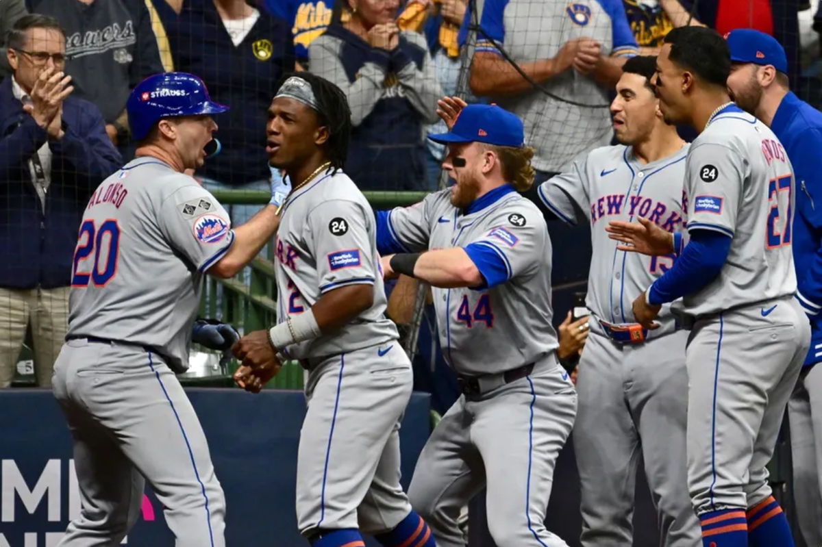 3 de outubro de 2024; Milwaukee, Wisconsin, EUA; O primeira base do New York Mets, Pete Alonso (20), comemora com os companheiros de equipe após rebater um home run de três corridas contra o Milwaukee Brewers na nona entrada durante o terceiro jogo da rodada Wildcard para os playoffs da MLB de 2024 no American Family Field. Crédito obrigatório: Benny Sieu-Imagn Images