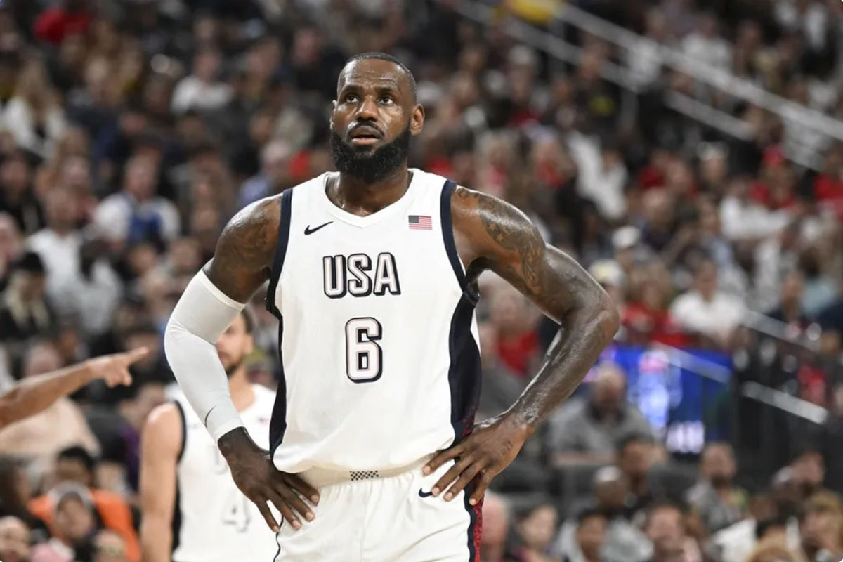 10 de julio de 2024; Las Vegas, Nevada, EE. UU.; El delantero estadounidense Lebron James (6) observa durante el tercer cuarto contra Canadá en el USA Basketball Showcase en el T-Mobile Arena. Crédito obligatorio: Candice Ward-USA TODAY Sports