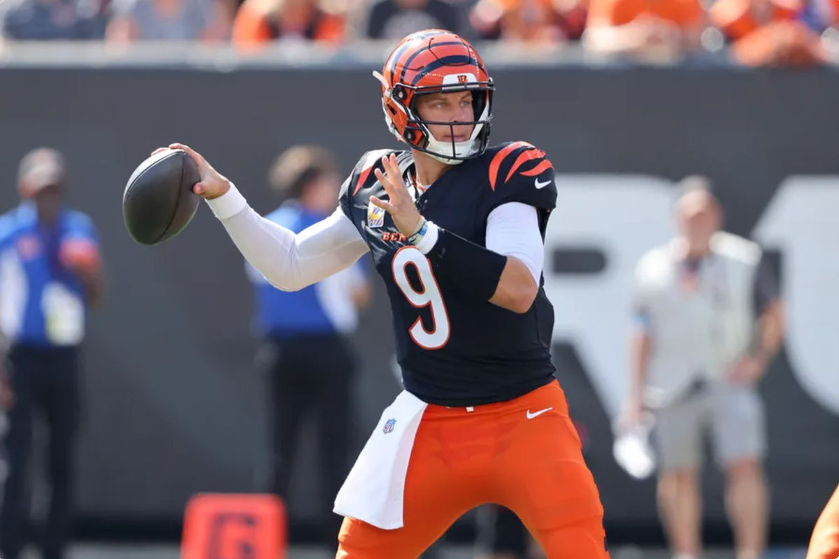 6 de octubre de 2024; Cincinnati, Ohio, EE. UU.; El mariscal de campo de los Cincinnati Bengals, Joe Burrow (9), se inclina para lanzar durante el primer cuarto contra los Baltimore Ravens en el estadio Paycor. Crédito obligatorio: Joseph Maiorana-Imagn Images