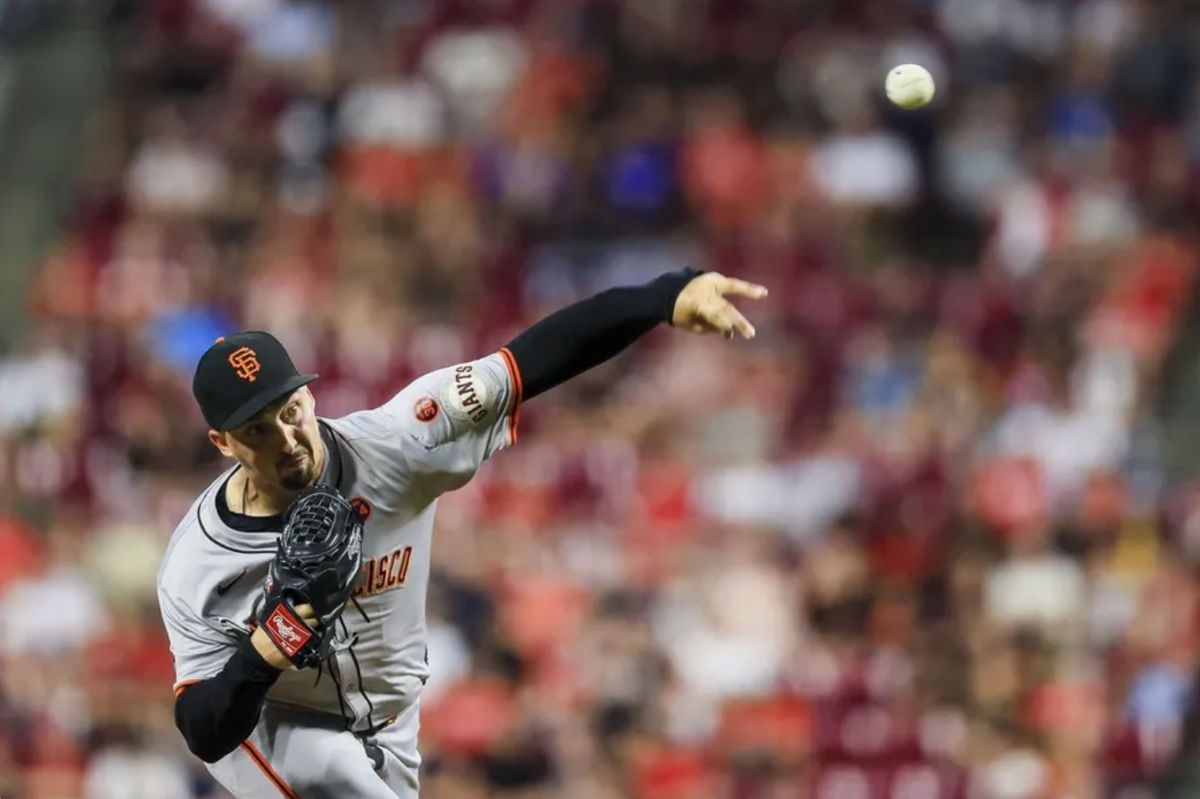2 de agosto de 2024; Cincinnati, Ohio, EUA; O arremessador titular do San Francisco Giants, Blake Snell (7), arremessa contra o Cincinnati Reds no terceiro inning no Great American Ball Park. Crédito obrigatório: Katie Stratman-USA TODAY Sports