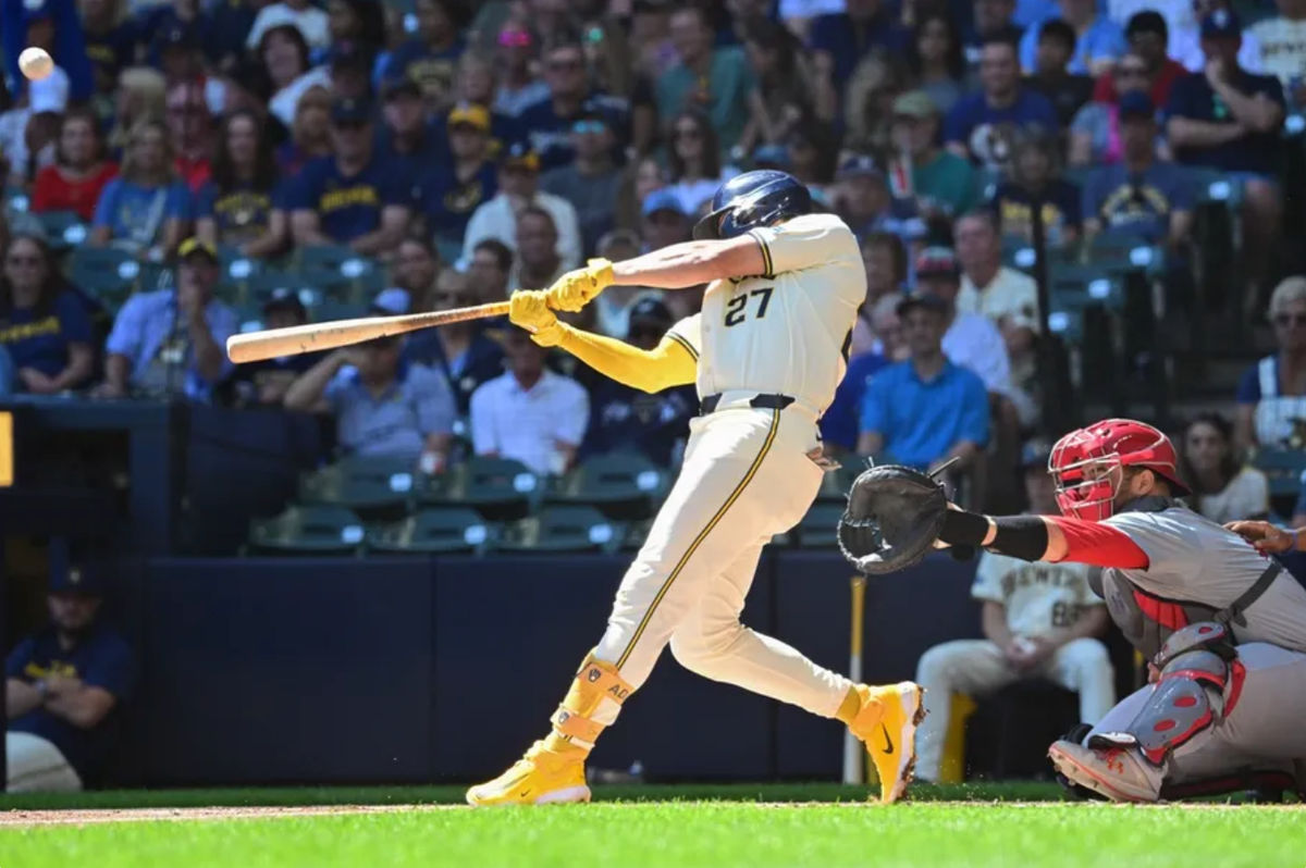 2 de setembro de 2024; Milwaukee, Wisconsin, EUA; O shortstop Willy Adames (27) do Milwaukee Brewers acerta um home run de 3 corridas no primeiro inning enquanto o catcher Pedro Pages (43) do St. Louis Cardinals observa no American Family Field. Crédito obrigatório: Benny Sieu-USA TODAY Sports