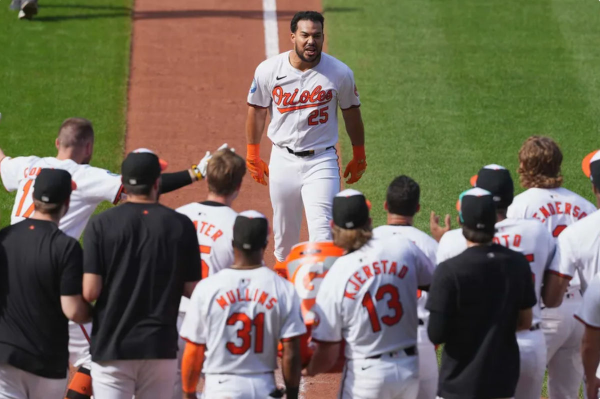 19 de setembro de 2024; Baltimore, Maryland, EUA; O rebatedor designado do Baltimore Orioles, Anthony Santander (25), é recebido por seus companheiros de equipe após seu home run de duas corridas vencedor do jogo no nono inning contra o San Francisco Giants no Oriole Park em Camden Yards. Crédito obrigatório: Mitch Stringer-Imagn Images