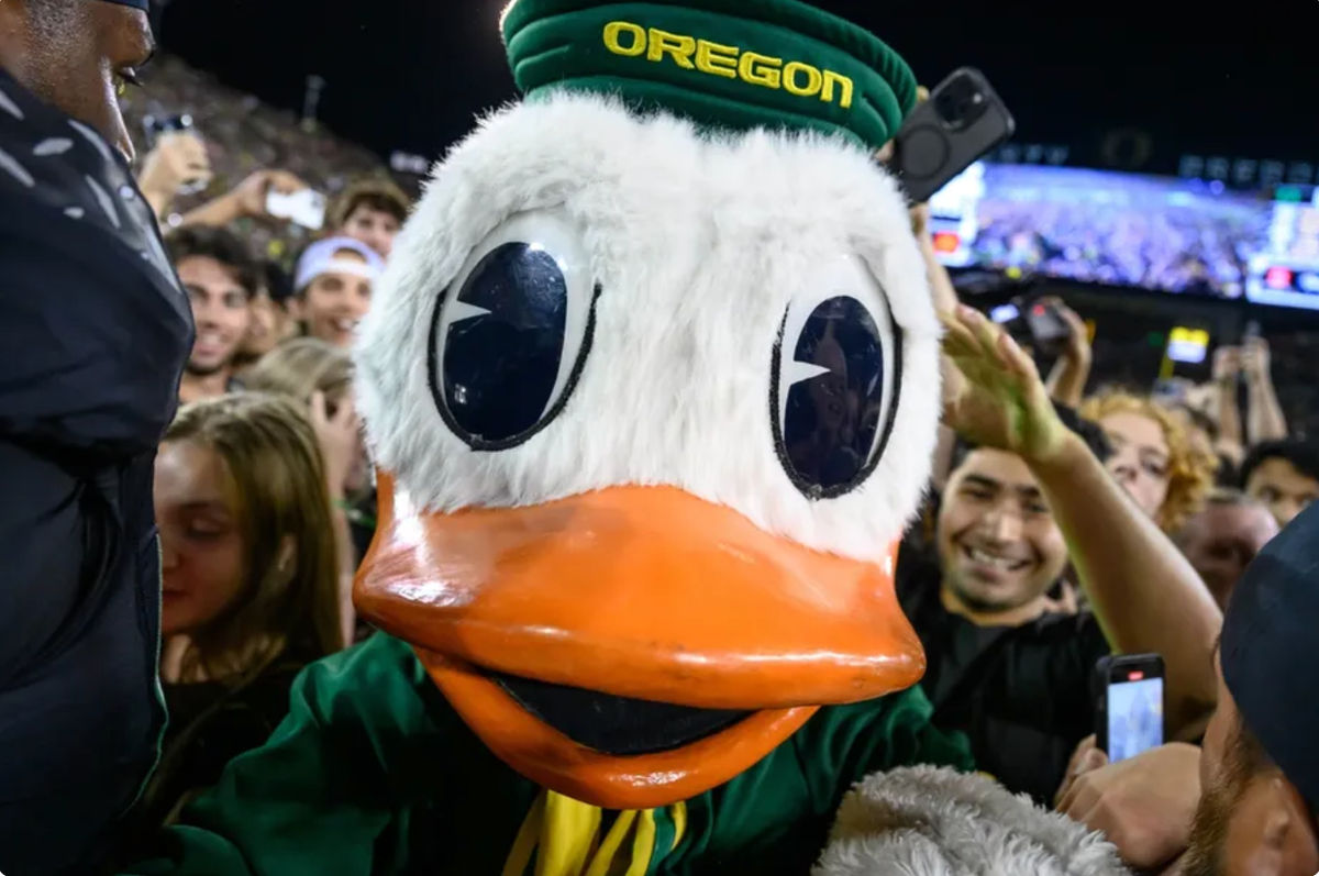 12 de octubre de 2024; Eugene, Oregón, EE. UU.; La mascota de los Oregon Ducks, The Duck, en medio de la multitud que irrumpe en el campo después del partido contra los Ohio State Buckeyes en el estadio Autzen. Crédito obligatorio: Craig Strobeck-Imagn Images