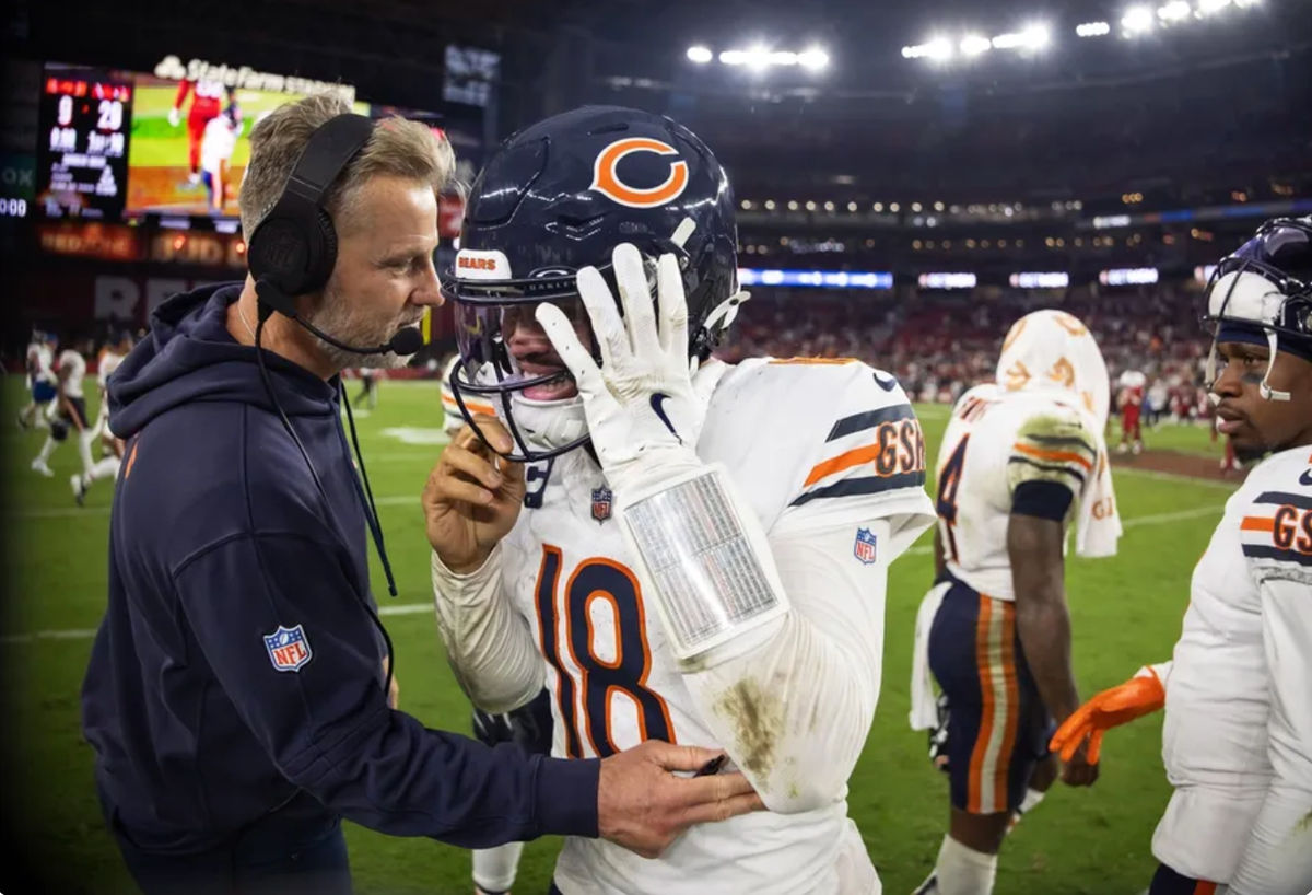El mariscal de campo de los Chicago Bears, Caleb Williams (18), reacciona con el entrenador principal Matt Eberflus después del partido contra los Arizona Cardinals en el State Farm Stadium. Crédito obligatorio: Mark J. Rebilas-Imagn Images