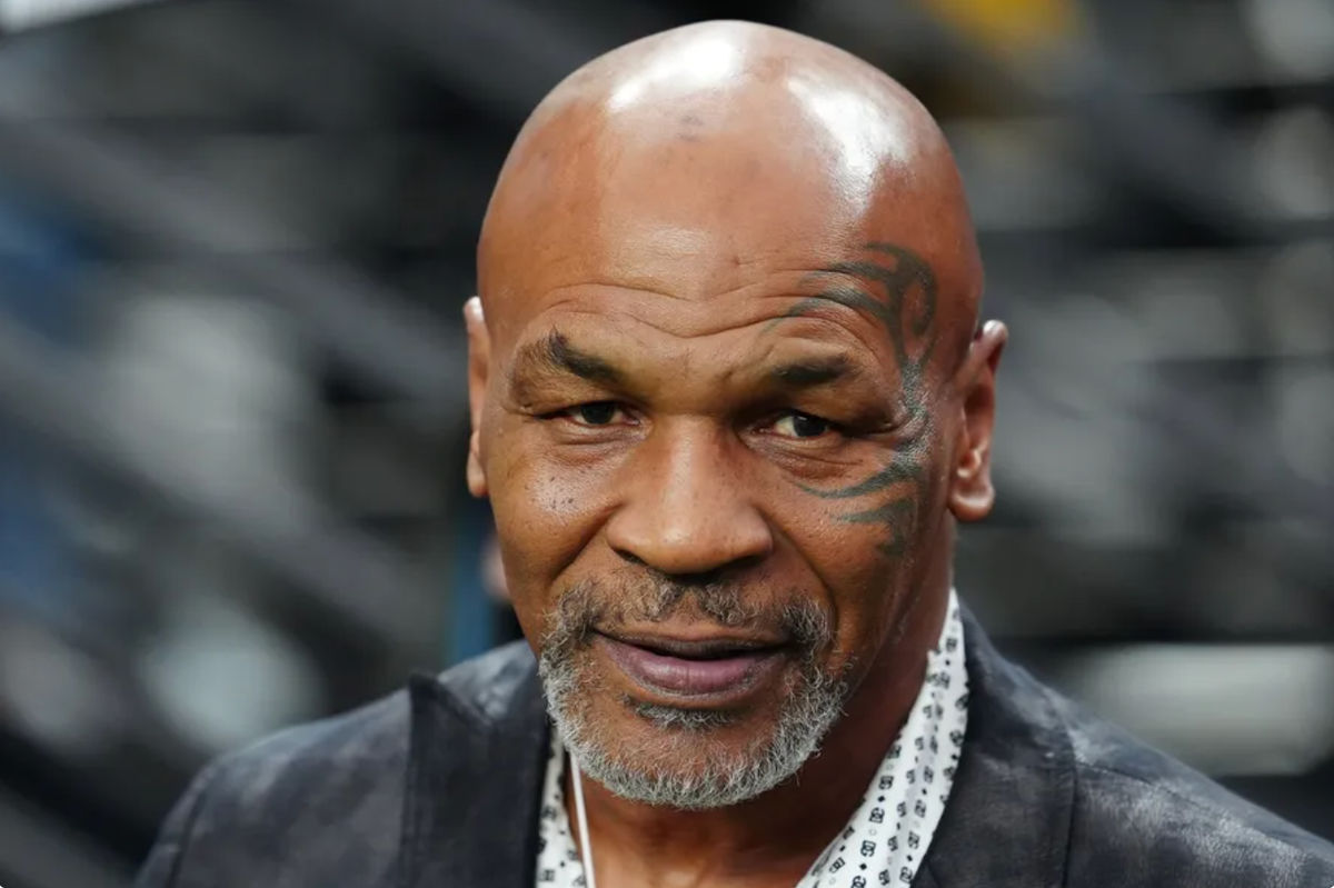 24 de setembro de 2023; Paradise, Nevada, EUA; Mike Tyson posa para uma foto na lateral do campo antes do início de um jogo entre o Las Vegas Raiders e o Pittsburgh Steelers no Allegiant Stadium. Crédito obrigatório: Stephen R. Sylvanie-USA TODAY Sports