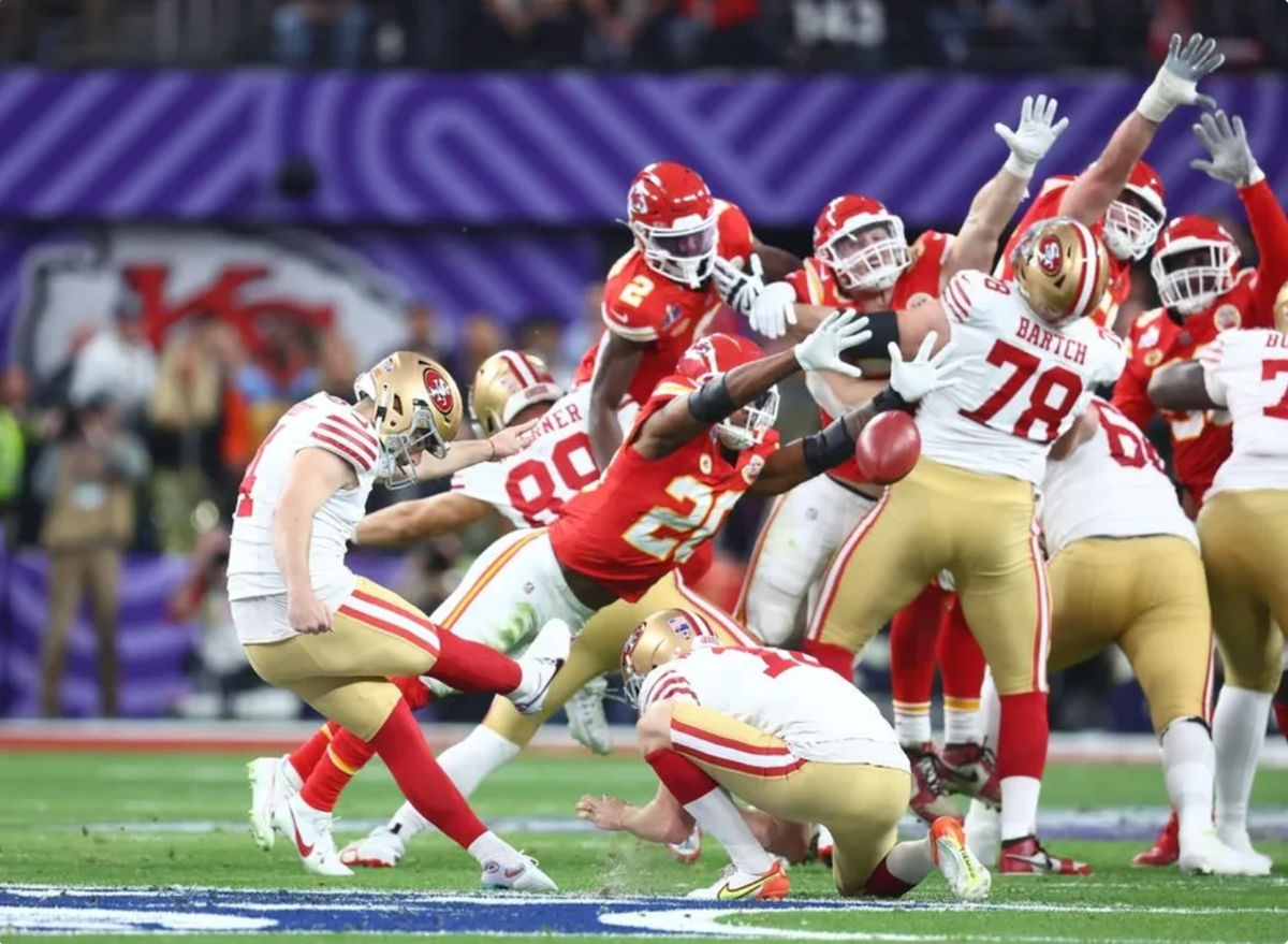 11 de febrero de 2024; Paradise, Nevada, EE. UU.; El pateador de los San Francisco 49ers, Jake Moody (4), patea un gol de campo contra los Kansas City Chiefs en la primera mitad del Super Bowl LVIII en el Allegiant Stadium. Créditos: Mark J. Rebilas-USA TODAY Sports