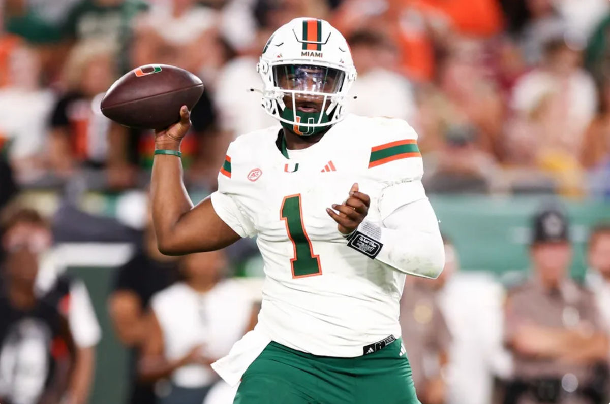 21 de setembro de 2024; Tampa, Flórida, EUA; O quarterback do Miami Hurricanes, Cam Ward (1), recua para passar contra o South Florida Bulls no segundo quarto no Raymond James Stadium. Crédito obrigatório: Nathan Ray Seebeck-Imagn Images