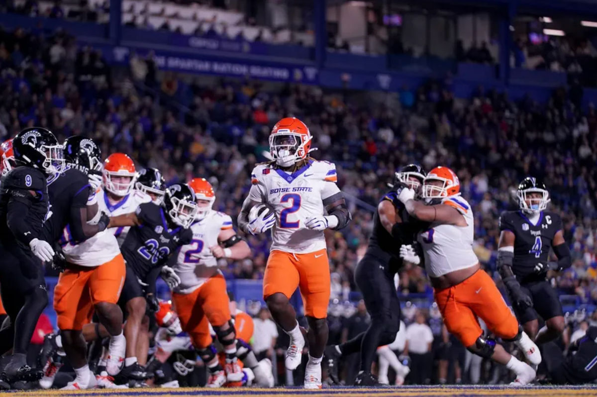 16 de novembro de 2024; San Jose, Califórnia, EUA; O running back do Boise State Broncos, Ashton Jeanty (2), corre para um touchdown contra o San Jose State Spartans no segundo quarto no CEFCU Stadium. Crédito obrigatório: Cary Edmondson-Imagn Images