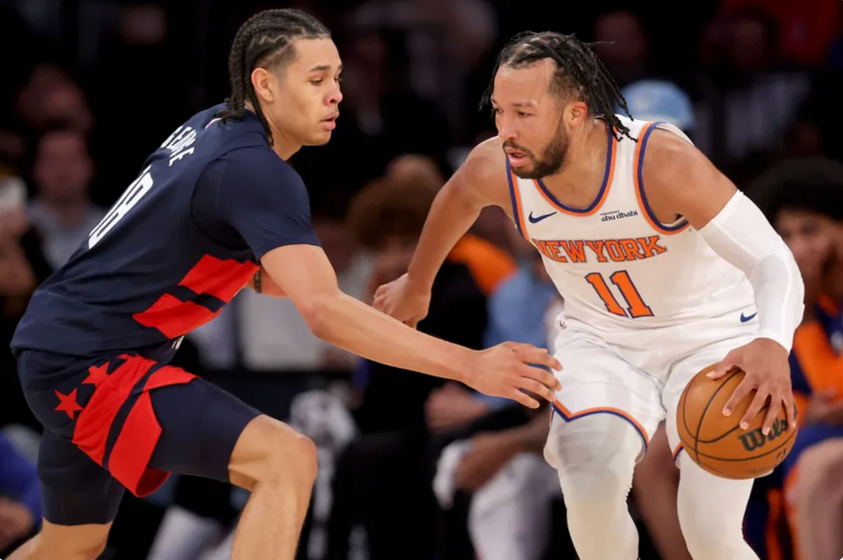 18 de novembro de 2024; Nova York, Nova York, EUA; O armador do New York Knicks, Jalen Brunson (11), controla a bola contra o atacante do Washington Wizards, Kyshawn George (18), durante o segundo quarto no Madison Square Garden. Crédito obrigatório: Brad Penner-Imagn Images