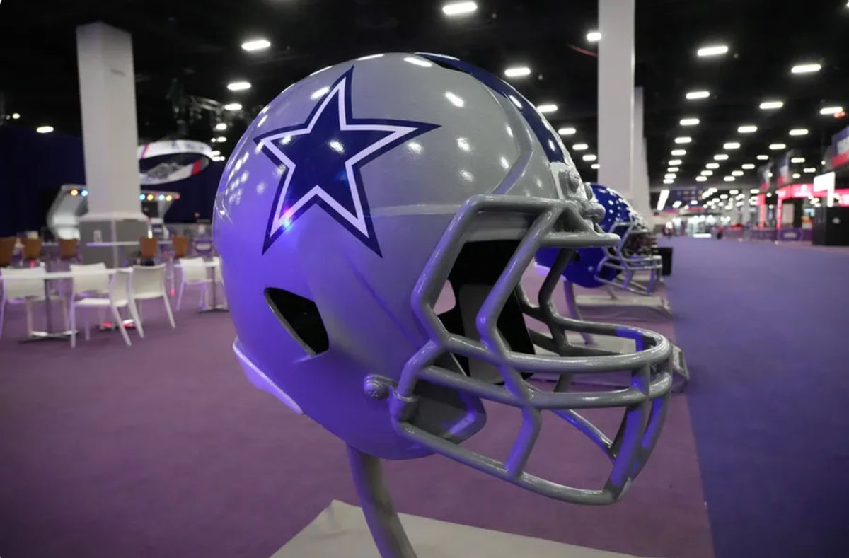 9 de febrero de 2024; Las Vegas, Nevada, EE. UU.; Un gran casco de los Dallas Cowboys en la NFL Experience en el Mandalay Bay South Convention Center. Crédito obligatorio: Kirby Lee-USA TODAY Sports