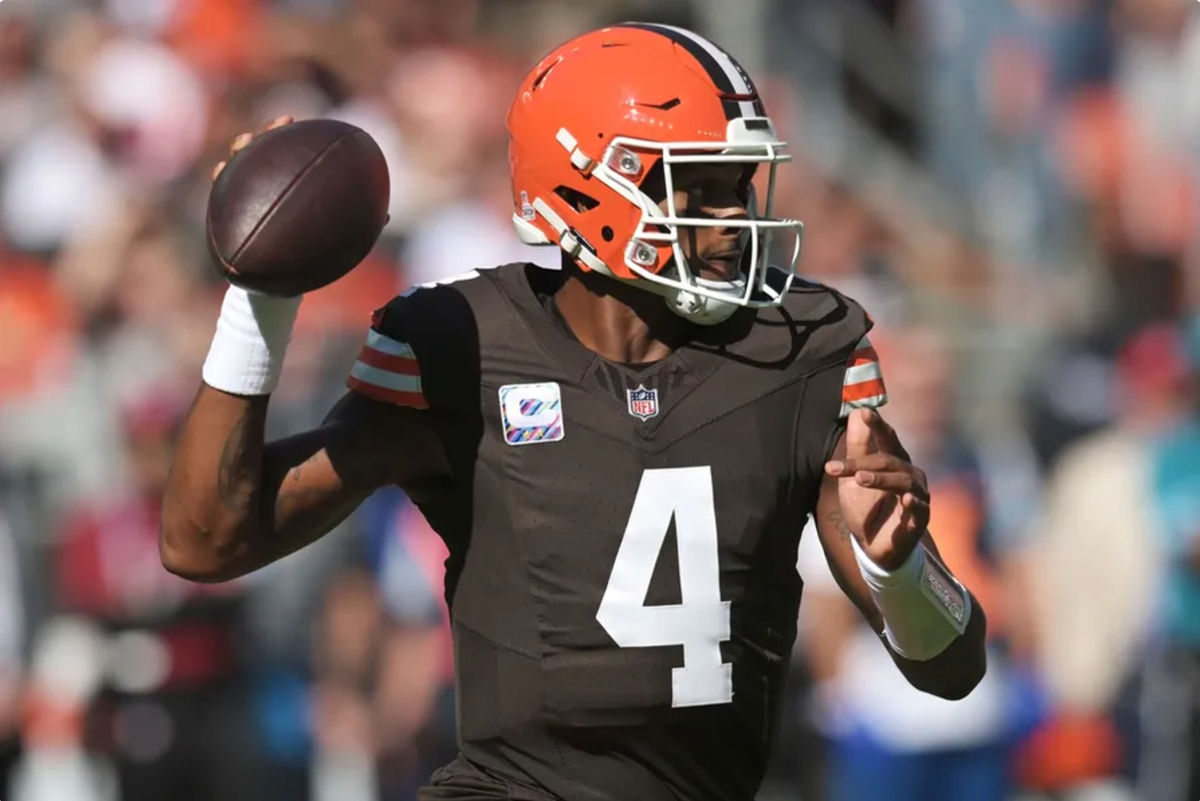20 de outubro de 2024; Cleveland, Ohio, EUA; O quarterback do Cleveland Browns, Deshaun Watson (4), lança um passe durante o primeiro quarto contra o Cincinnati Bengals no Huntington Bank Field. Crédito obrigatório: Ken Blaze-Imagn Images