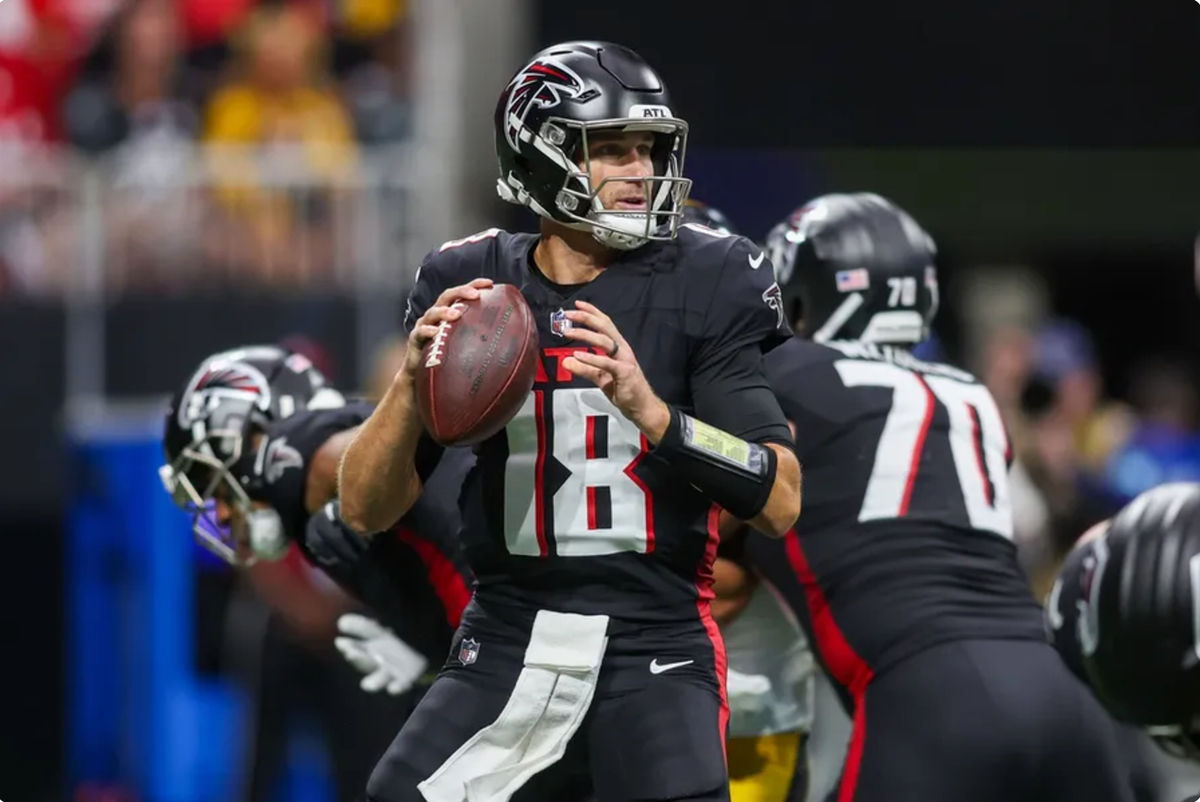 8 de septiembre de 2024; Atlanta, Georgia, EE. UU.; El mariscal de campo de los Atlanta Falcons, Kirk Cousins (18), retrocede para lanzar contra los Pittsburgh Steelers en el segundo cuarto en el Mercedes-Benz Stadium. Crédito obligatorio: Brett Davis-Imagn Images