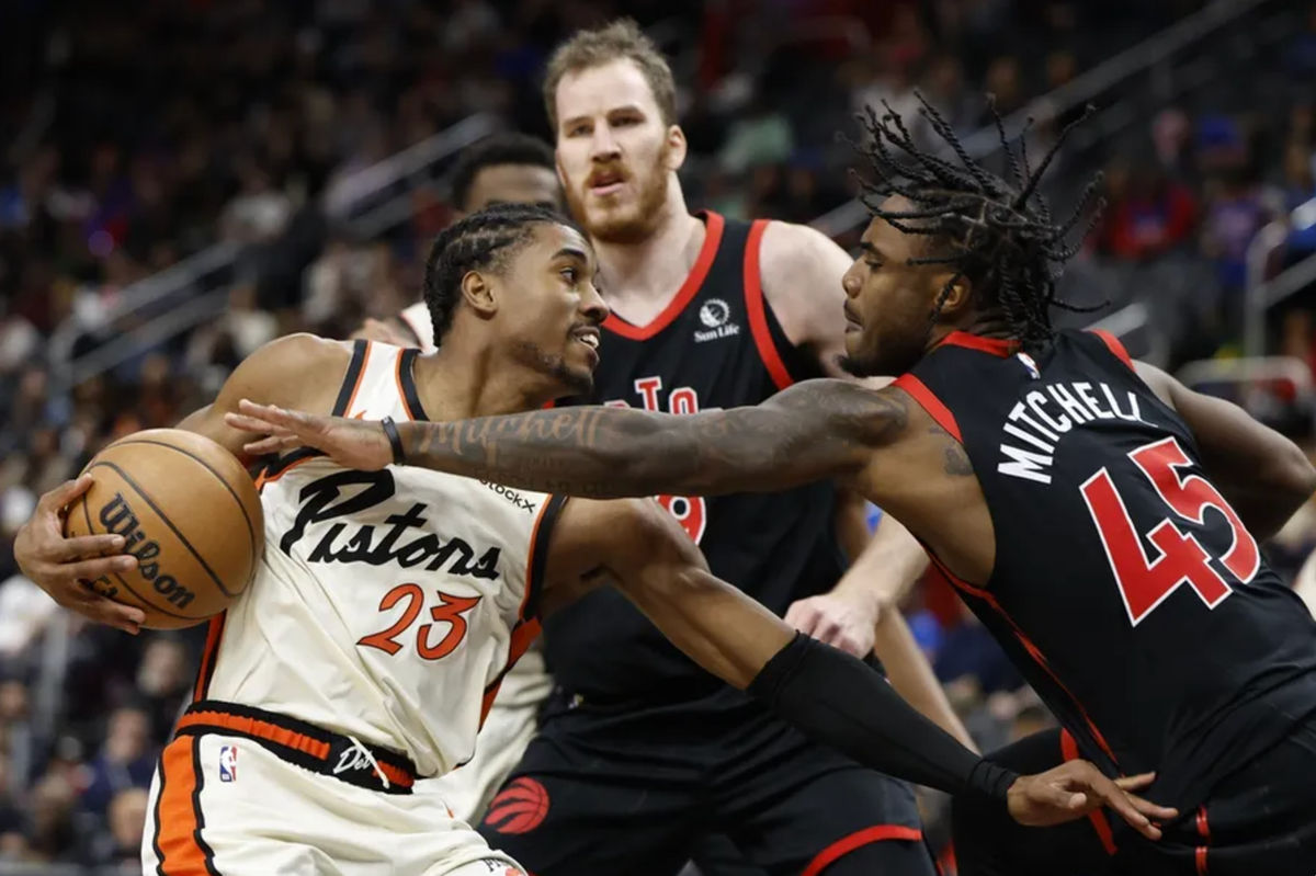 25 de novembro de 2024; Detroit, Michigan, EUA; O armador do Detroit Pistons, Jaden Ivey (23), é defendido pelo pivô do Toronto Raptors, Jakob Poeltl (19), e pelo armador Davion Mitchell (45), no primeiro tempo na Little Caesars Arena. Crédito obrigatório: Rick Osentoski-Imagn Images