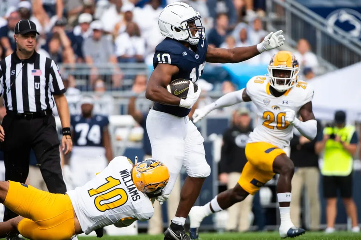 El corredor de Penn State, Nick Singleton (10), lleva el balón en la primera mitad de un partido de fútbol americano de la NCAA contra Kent State, el sábado 21 de septiembre de 2024, en State College, Pensilvania. FOTO USA TODAY SPORTS IMAGES