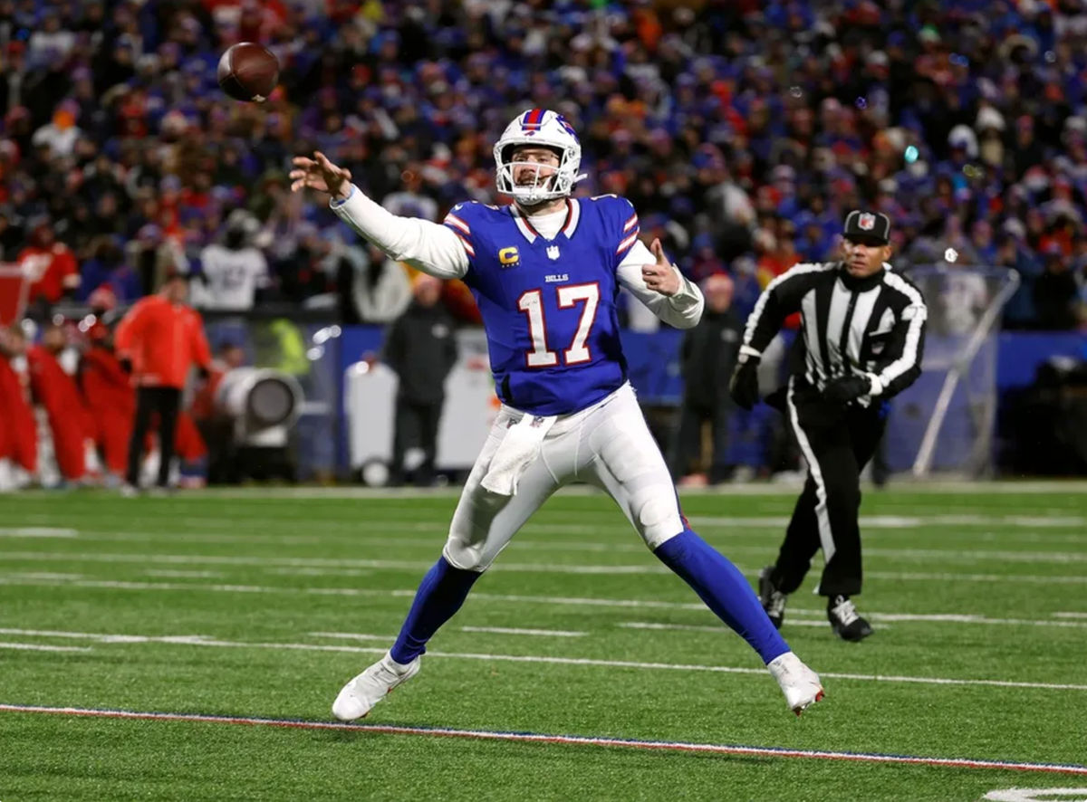 O quarterback do Buffalo Bills, Josh Allen (17), faz um touchdown de 13 jardas para o wide receiver do Buffalo Bills, Khalil Shakir (10). FOTO USA TODAY SPORTS IMAGENS