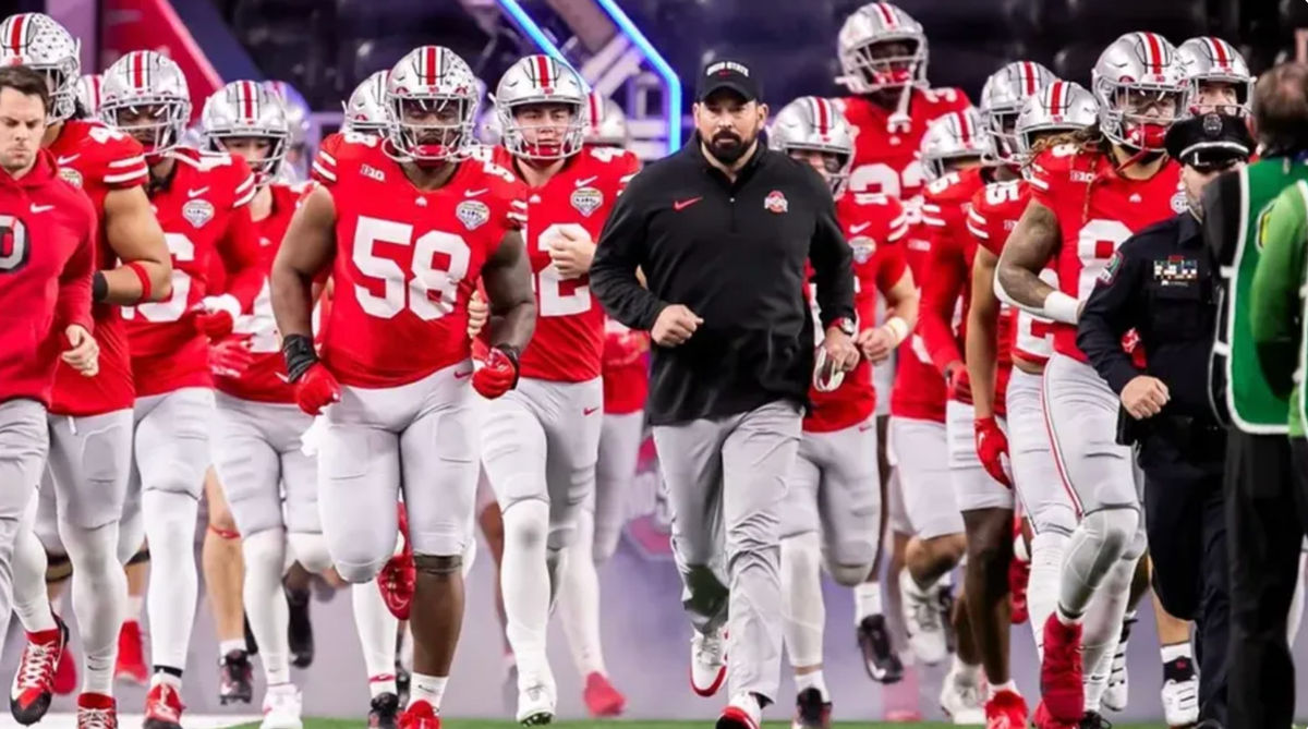 Ryan Day e os Ohio State Buckeyes entram em campo. fonte: Getty Images