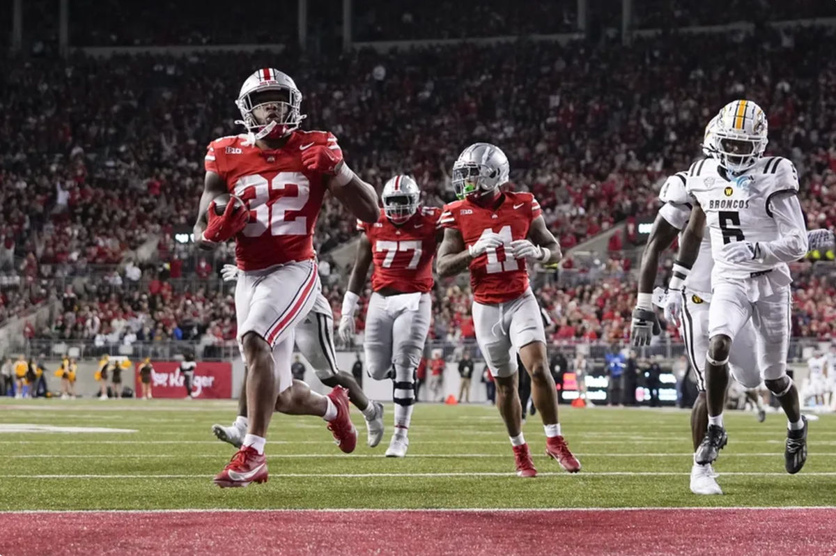 7 de septiembre de 2024; Columbus, Ohio, EE. UU.; El corredor de Ohio State Buckeyes, TreVeyon Henderson (32), corre para anotar un touchdown contra los Western Michigan Broncos durante la segunda mitad en el Ohio Stadium. Crédito obligatorio: Adam Cairns-Imagn Images