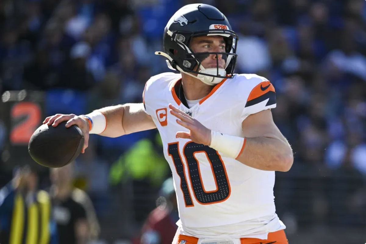 3 de noviembre de 2024; Baltimore, Maryland, EE. UU.; El mariscal de campo de los Denver Broncos, Bo Nix (10), lanza durante el primer cuarto contra los Baltimore Ravens en el estadio M&T Bank. Crédito obligatorio: Tommy Gilligan-Imagn Images