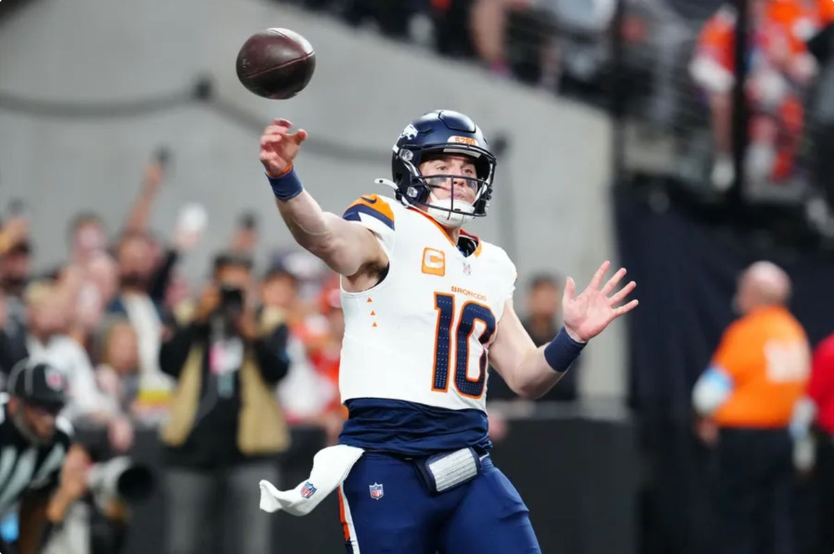 24 de novembro de 2024; Paradise, Nevada, EUA; O quarterback do Denver Broncos, Bo Nix (10), faz um passe contra o Las Vegas Raiders durante o terceiro quarto no Allegiant Stadium. Crédito obrigatório: Stephen R. Sylvanie-Imagn Images