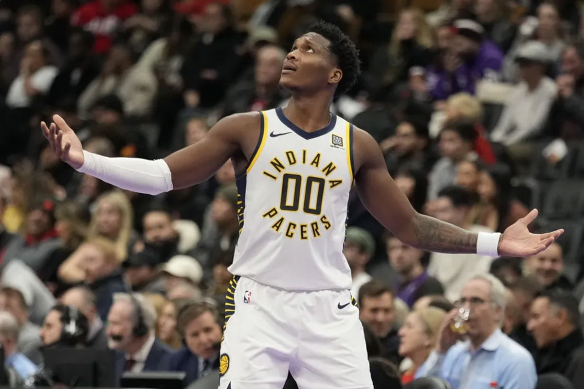 3 de diciembre de 2024; Toronto, Ontario, CAN; El escolta de los Indiana Pacers, Bennedict Mathurin (00), reacciona a una repetición del marcador contra los Toronto Raptors durante la segunda mitad en el Scotiabank Arena. Crédito obligatorio: John E. Sokolowski-Imagn Images