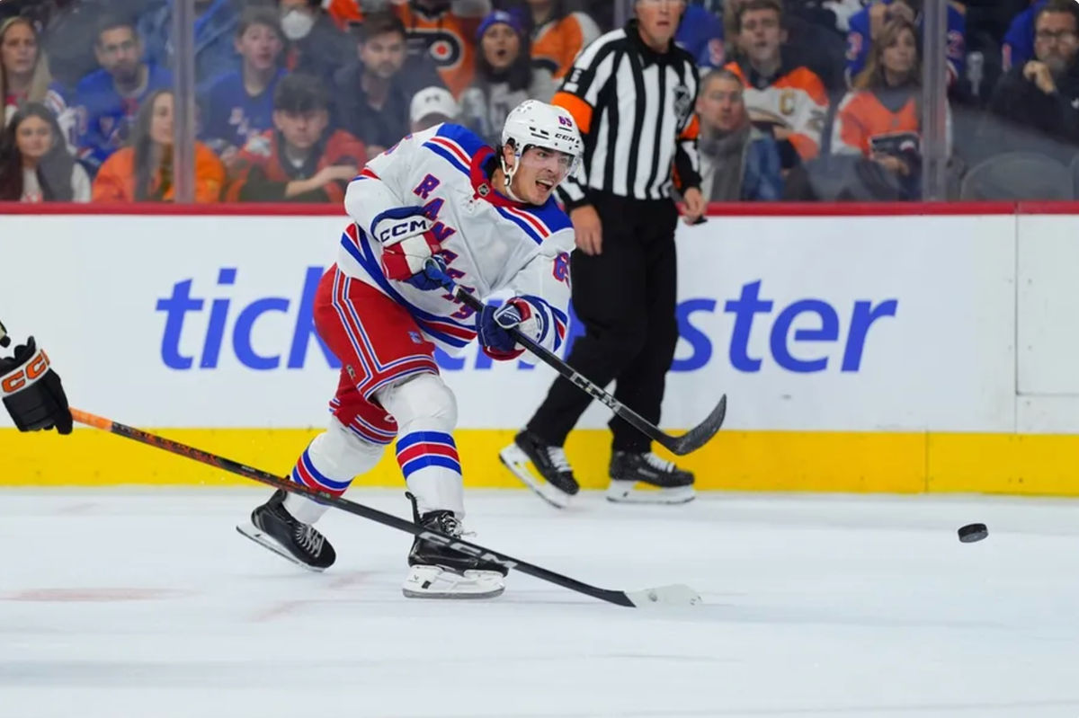 29 de novembro de 2024; Filadélfia, Pensilvânia, EUA; O ala esquerdo do New York Rangers, Brett Berard (65), arremessa o disco contra o Philadelphia Flyers no segundo período no Wells Fargo Center. Crédito obrigatório: Kyle Ross-Imagn Images