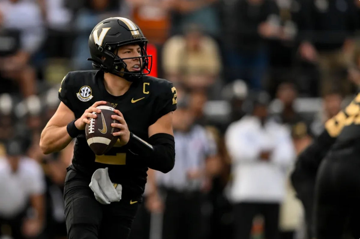 26 de octubre de 2024; Nashville, Tennessee, EE. UU.; El mariscal de campo de los Vanderbilt Commodores, Diego Pavia (2), se lanza contra los Texas Longhorns durante la primera mitad en el FirstBank Stadium. Crédito obligatorio: Steve Roberts-Imagn Images