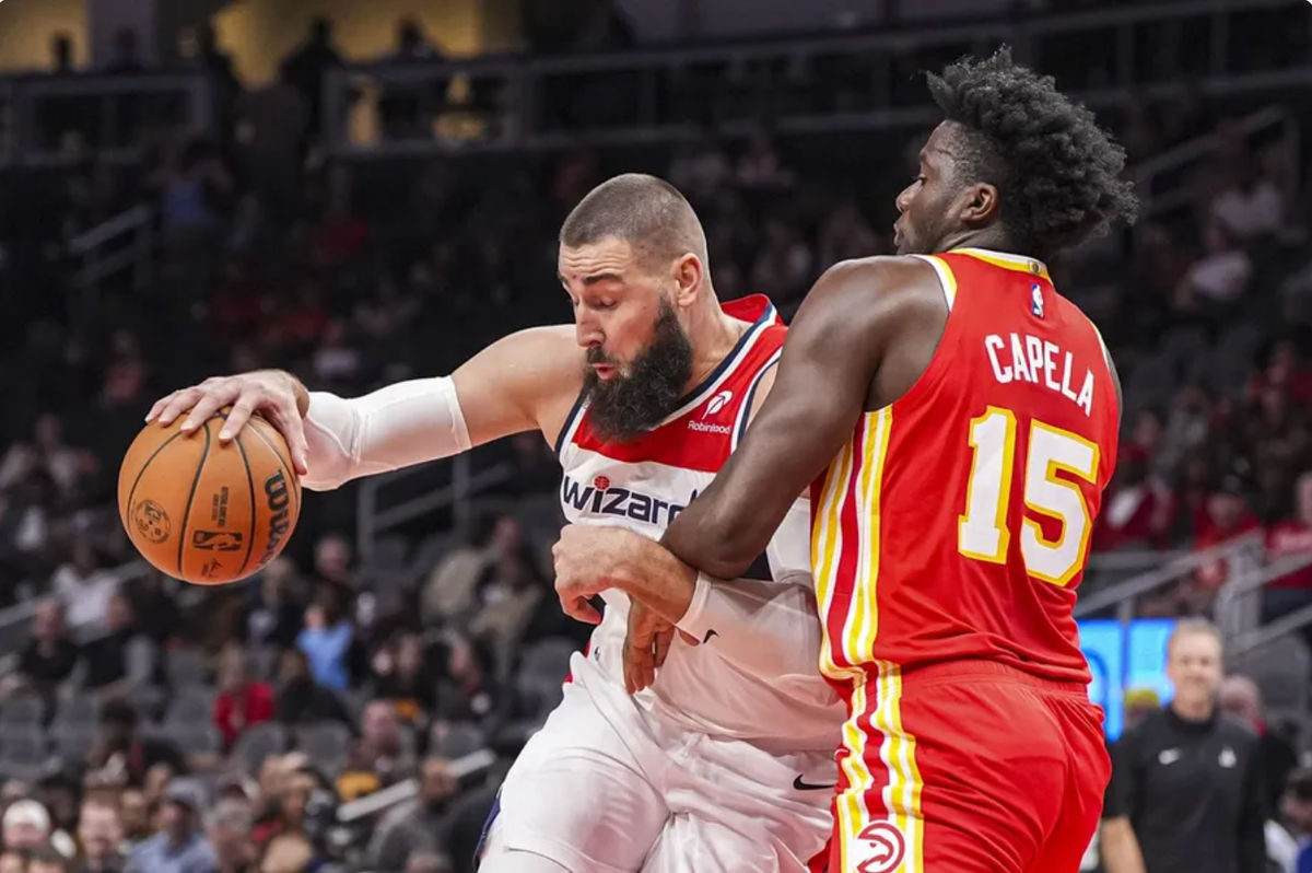 28 de outubro de 2024; Atlanta, Geórgia, EUA; O pivô do Washington Wizards Jonas Valanciunas (17) é defendido pelo pivô do Atlanta Hawks Clint Capela (15) durante o primeiro tempo na State Farm Arena. Crédito obrigatório: Dale Zanine-Imagn Images