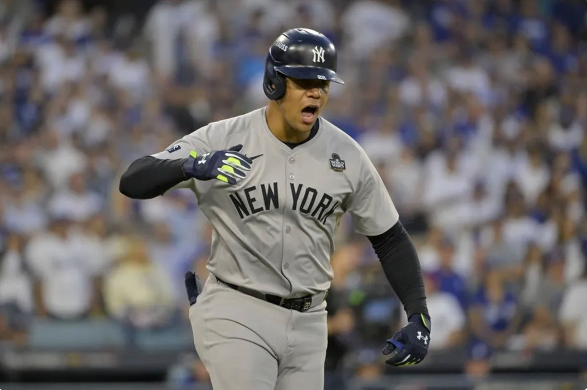 O outfielder do New York Yankees, Juan Soto (22), comemora após rebater um home run solo no terceiro inning contra o Los Angeles Dodgers durante o segundo jogo da MLB World Series de 2024 no Dodger Stadium. Crédito obrigatório: Jayne Kamin-Oncea-Imagn Images
