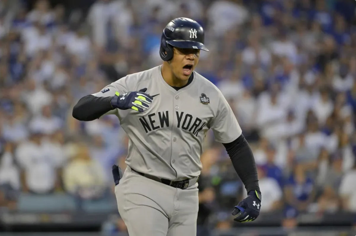 El jardinero de los Yankees de Nueva York, Juan Soto (22), celebra después de conectar un jonrón solitario en la tercera entrada contra los Dodgers de Los Ángeles durante el segundo juego de la Serie Mundial de la MLB 2024 en el Dodger Stadium. Crédito obligatorio: Jayne Kamin-Oncea-Imagn Images