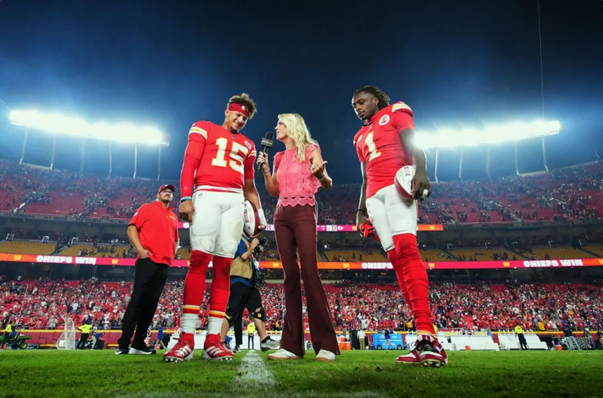 5 de septiembre de 2024; Kansas City, Missouri, EE. UU.; El mariscal de campo titular de los Kansas City Chiefs, Patrick Mahomes (15), y el receptor abierto Xavier Worthy (1) hablan con la reportera Melissa Stark después de derrotar a los Baltimore Ravens en el GEHA Field del Arrowhead Stadium. Crédito obligatorio: Jay Biggerstaff-Imagn Images
