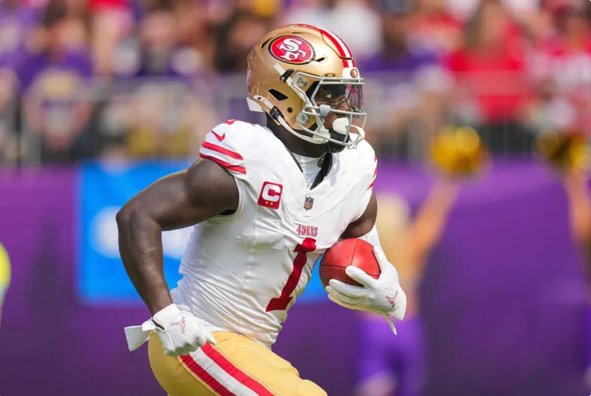 15 de setembro de 2024; Minneapolis, Minnesota, EUA; O wide receiver do San Francisco 49ers, Deebo Samuel Sr. (1), corre de volta um chute contra o Minnesota Vikings no primeiro quarto no U.S. Bank Stadium. Crédito obrigatório: Brad Rempel-Imagn Images