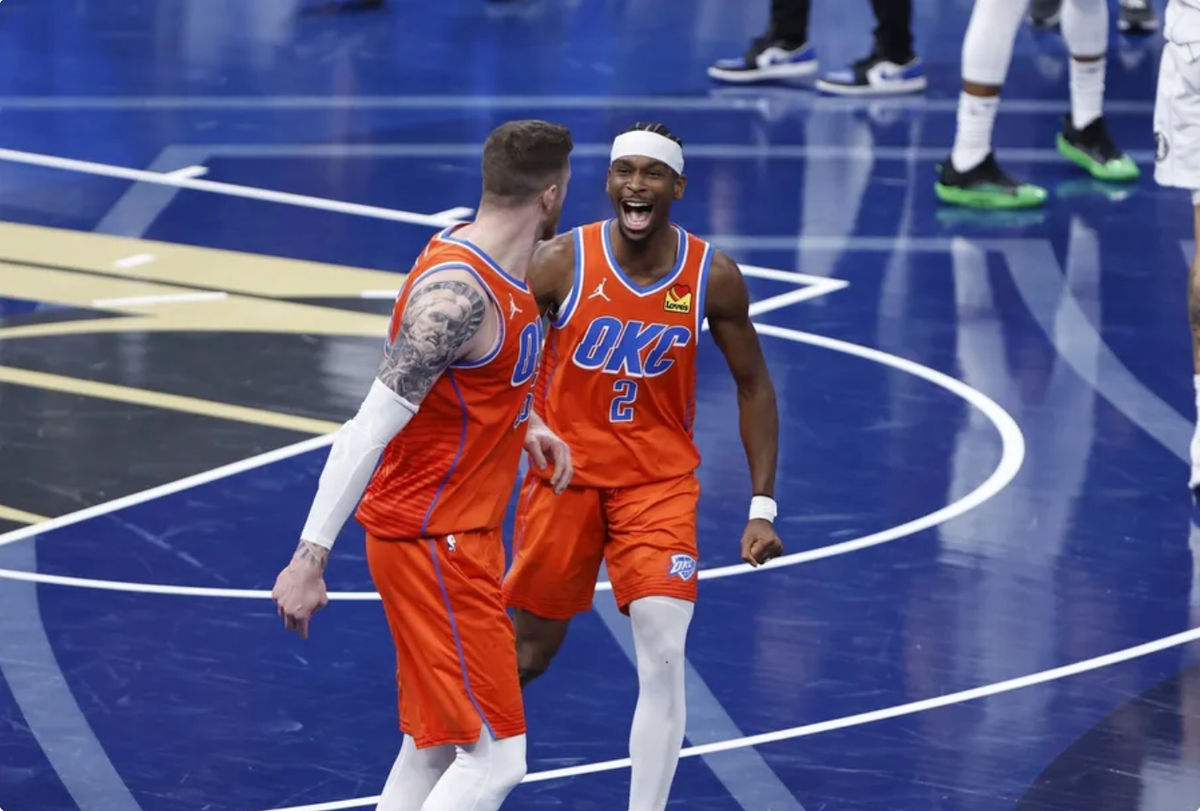 10 de dezembro de 2024; Oklahoma City, Oklahoma, EUA; O armador do Oklahoma City Thunder, Shai Gilgeous-Alexander (2), comemora com o pivô Isaiah Hartenstein (55) depois que ele enterra contra o Dallas Mavericks durante o terceiro quarto no Paycom Center. Crédito obrigatório: Alonzo Adams-Imagn Images
