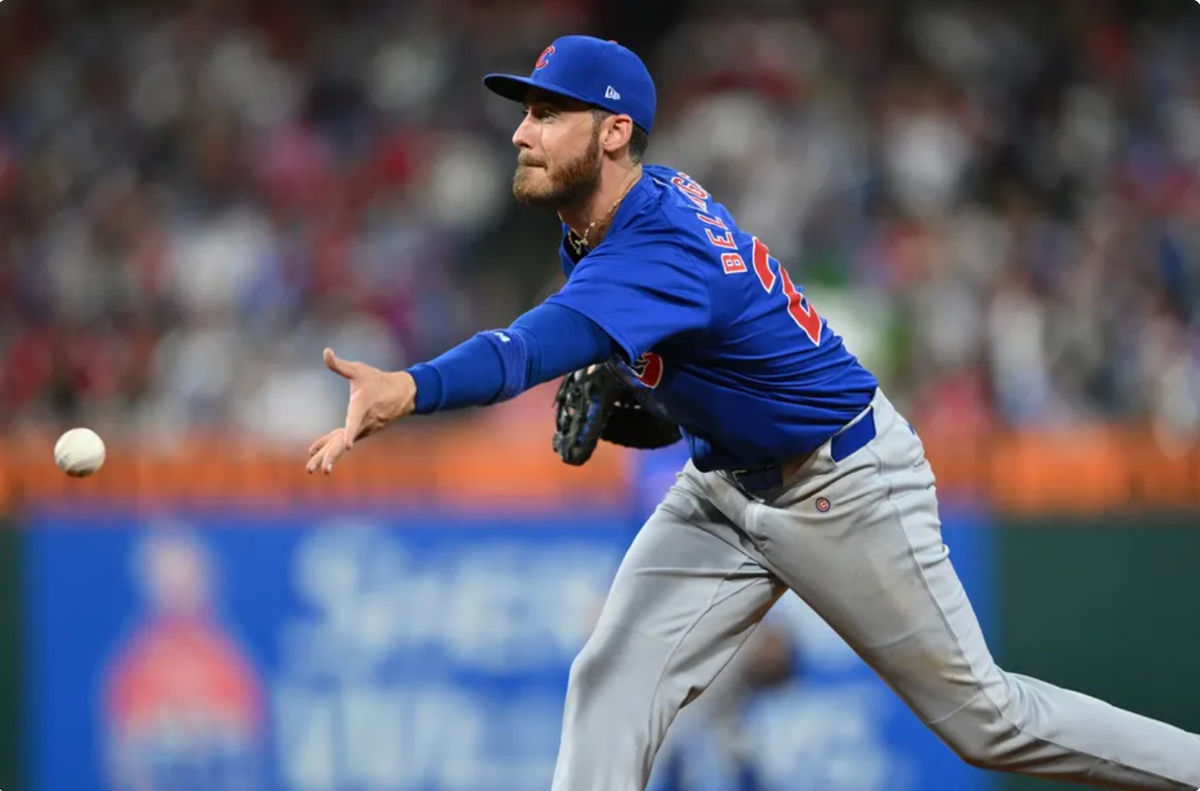 24 de setembro de 2024; Filadélfia, Pensilvânia, EUA; O jogador de campo interno do Chicago Cubs, Cody Bellinger (24), vira para a primeira base contra o Philadelphia Phillies no terceiro inning no Citizens Bank Park. Crédito obrigatório: Kyle Ross-Imagn Images
