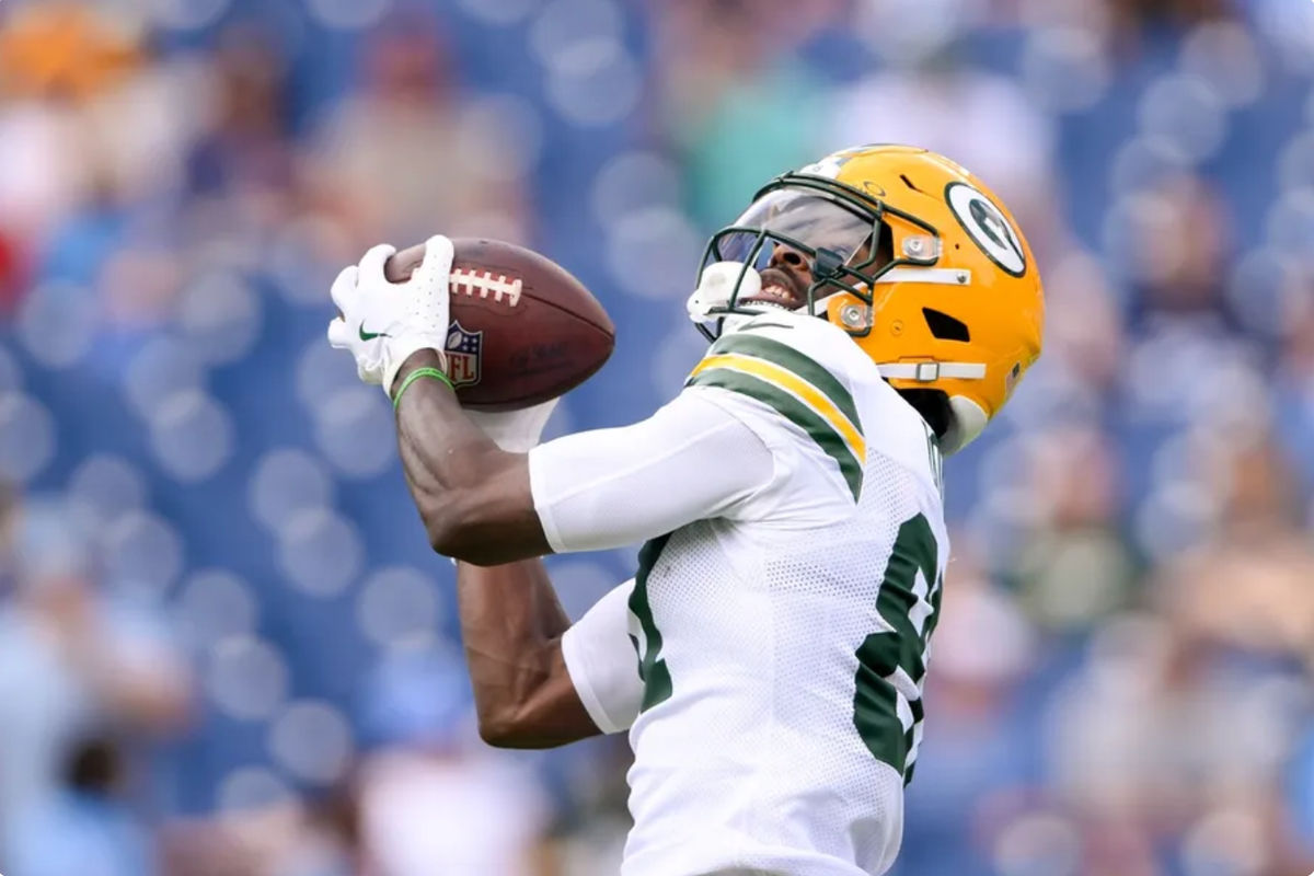 22 de septiembre de 2024; Nashville, Tennessee, EE. UU.; El receptor abierto de los Green Bay Packers, Romeo Doubs (87), realiza una atrapada contra los Tennessee Titans durante los calentamientos previos al juego en el Nissan Stadium. Crédito obligatorio: Steve Roberts-Imagn Images
