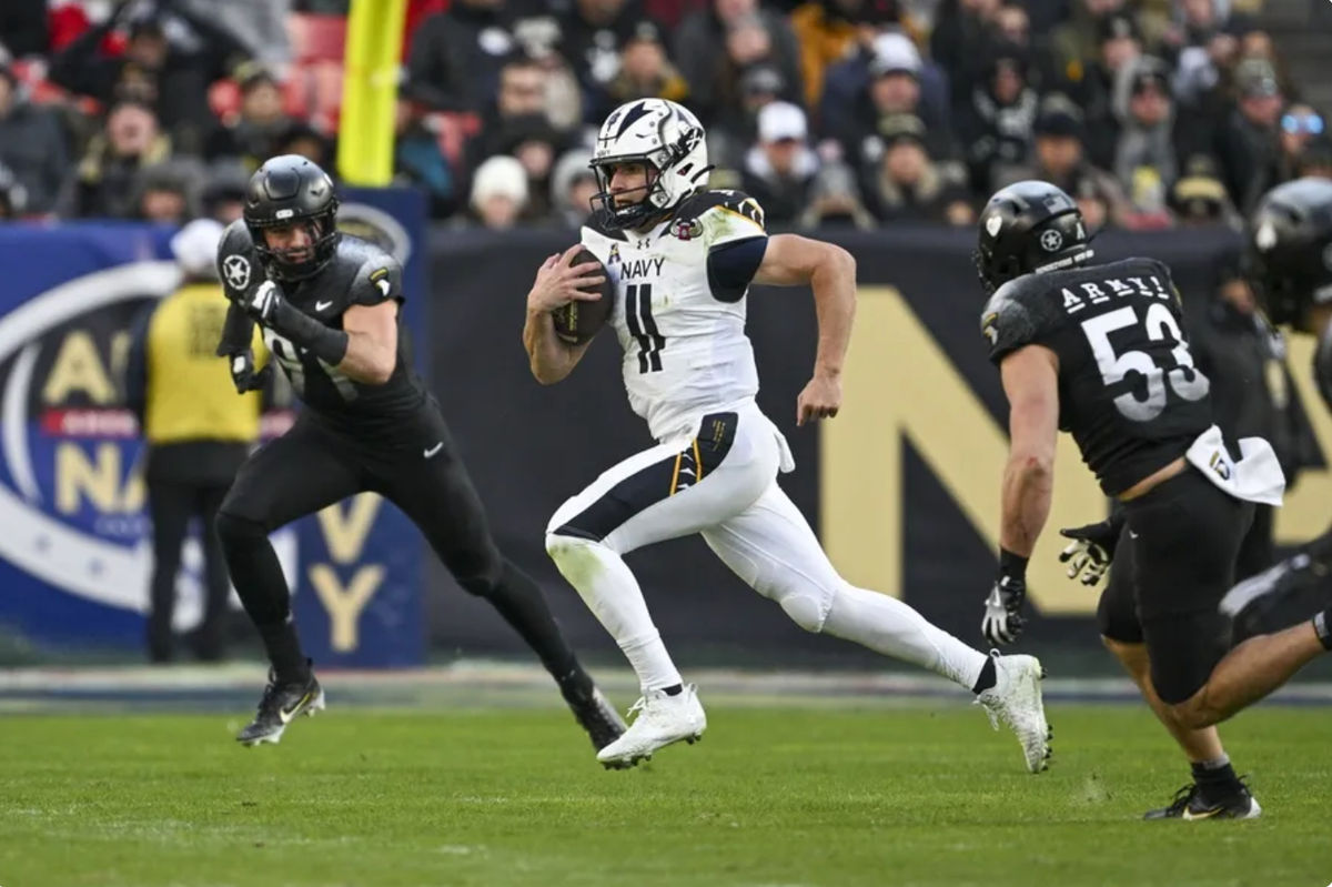 14 de dezembro de 2024; Landover, Maryland, EUA; O quarterback Blake Horvath (11) do Navy Midshipmen corre durante o primeiro tempo contra o Army Black Knights no Commanders Field. Crédito obrigatório: Tommy Gilligan-Imagn Images