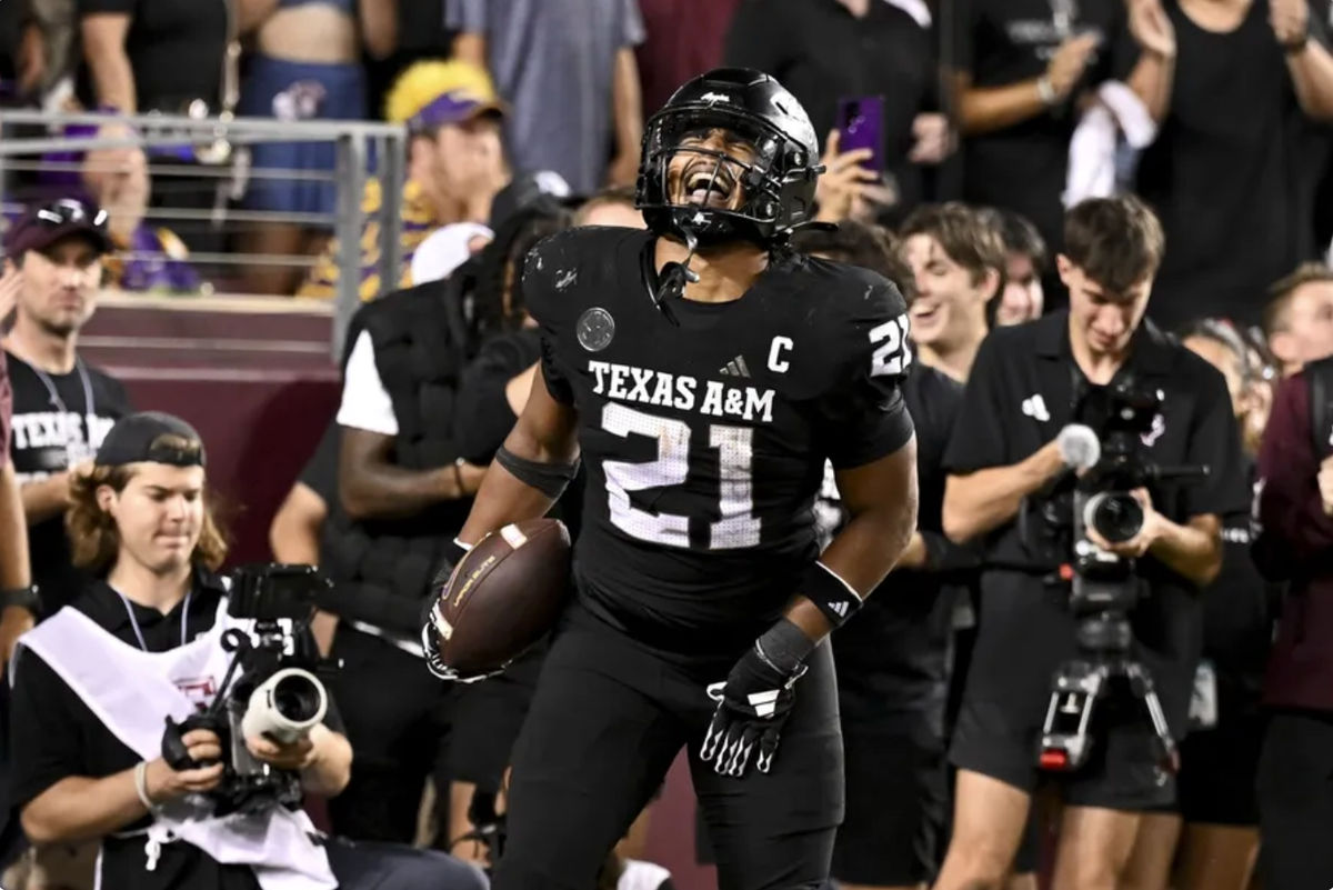 26 de outubro de 2024; College Station, Texas, EUA; O linebacker Taurean York (21) do Texas A&M Aggies reage após pegar a bola para uma interceptação no quarto período contra o LSU Tigers no Kyle Field. Crédito obrigatório: Maria Lysaker-Imagn Images.