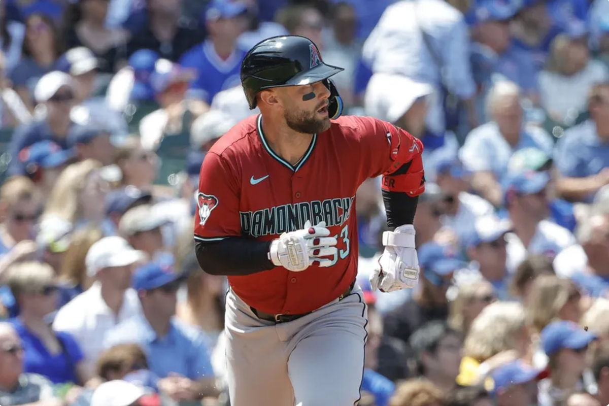 19 de julho de 2024; Chicago, Illinois, EUA; O primeira base do Arizona Diamondbacks, Christian Walker (53), assiste a seu single de duas corridas contra o Chicago Cubs durante o terceiro inning no Wrigley Field. Crédito obrigatório: Kamil Krzaczynski-USA TODAY Sports