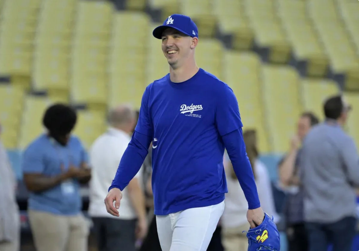 24 de outubro de 2024; Los Angeles, CA, EUA; O arremessador titular do Los Angeles Dodgers, Walker Buehler (21), durante o treino da equipe antes do primeiro jogo da World Series contra o New York Yankees no Dodger Stadium. Crédito obrigatório: Jayne Kamin-Oncea-Imagn Images