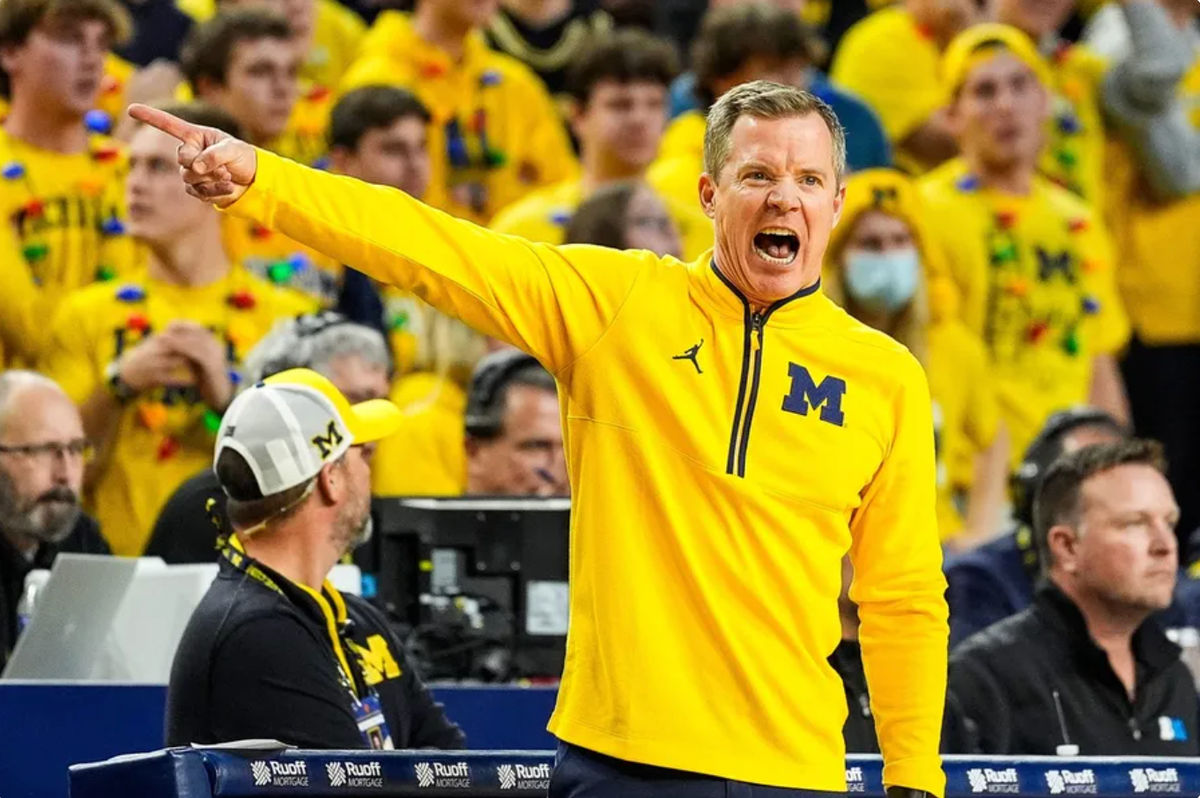 O técnico principal de Michigan, Dusty May, reage a uma jogada contra Iowa durante o segundo tempo no Crisler Center em Ann Arbor no sábado, 7 de dezembro de 2024. FOTO USA TODAY SPORTS IMAGES