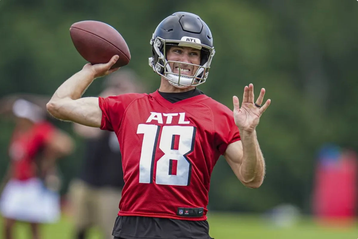 3 de junio de 2024; Atlanta, GA, EE. UU.; El mariscal de campo de los Atlanta Falcons, Kirk Cousins (18), se muestra en acción en el campo durante las actividades organizadas por el equipo de los Falcons en las instalaciones de entrenamiento de los Falcons. Crédito obligatorio: Dale Zanine-USA TODAY Sports