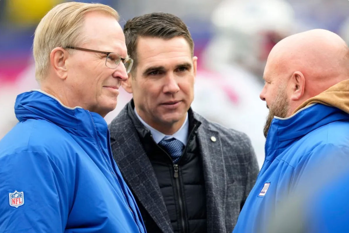 El copropietario de los New York Giants, John Mara (izquierda), y el gerente general de los New York Giants, Joe Schoen, hablan con el entrenador en jefe de los New York Giants, Brian Daboll, en el MetLife Stadium antes de que su equipo reciba a los New England Patriots, el domingo 26 de noviembre de 2023. FOTO USA TODAY SPORTS IMAGES.