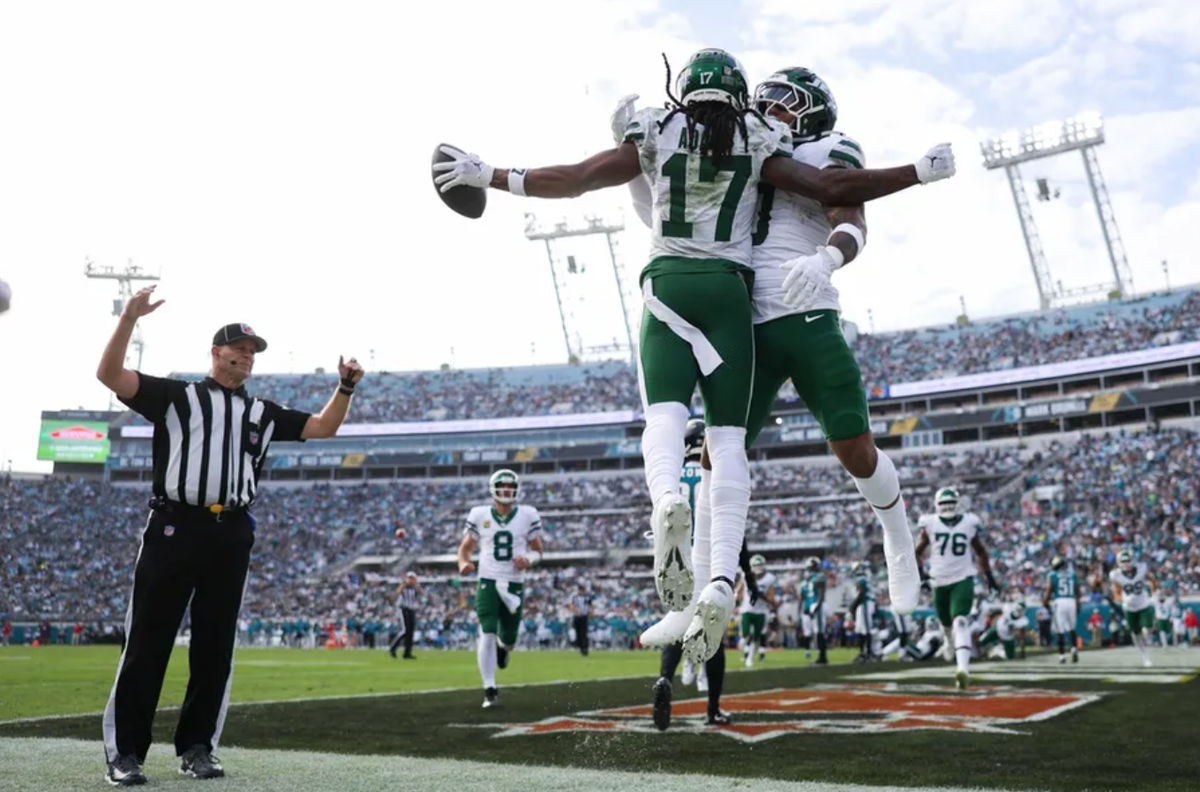 15 de diciembre de 2024; Jacksonville, Florida, EE. UU.; El receptor abierto de los New York Jets, Davante Adams (17), celebra con el corredor Braelon Allen (0) después de anotar un touchdown contra los Jacksonville Jaguars en el tercer cuarto en el EverBank Stadium. Crédito obligatorio: Nathan Ray Seebeck-Imagn Images