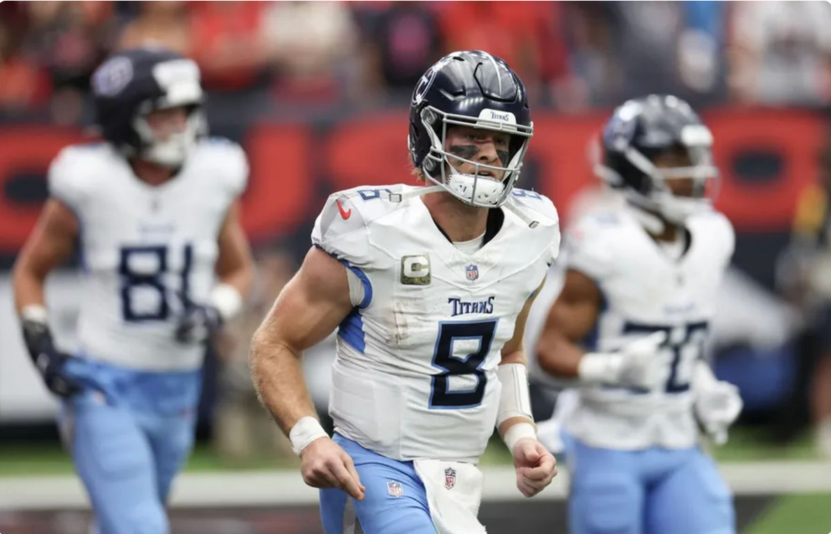 24 de noviembre de 2024; Houston, Texas, EE. UU.; El mariscal de campo de los Tennessee Titans, Will Levis (8), sale corriendo del campo después de lanzar un pase de touchdown contra los Houston Texans en el primer cuarto en el NRG Stadium. Crédito obligatorio: Thomas Shea-Imagn Images