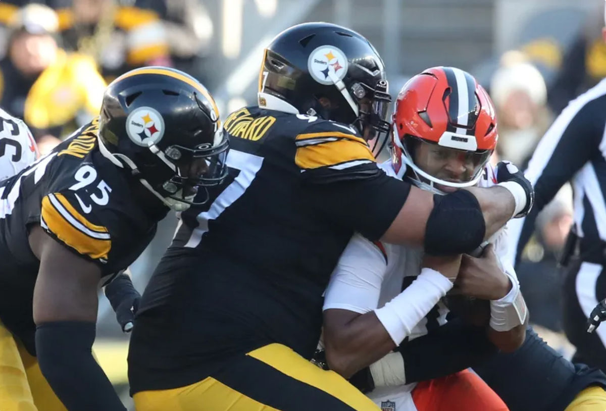 8 de diciembre de 2024; Pittsburgh, Pensilvania, EE. UU.; el tackle defensivo de los Pittsburgh Steelers, Cameron Heyward (97), derriba al mariscal de campo de los Cleveland Browns, Jameis Winston (derecha), durante el segundo cuarto en el estadio Acrisure. Crédito obligatorio: Charles LeClaire-Imagn Images