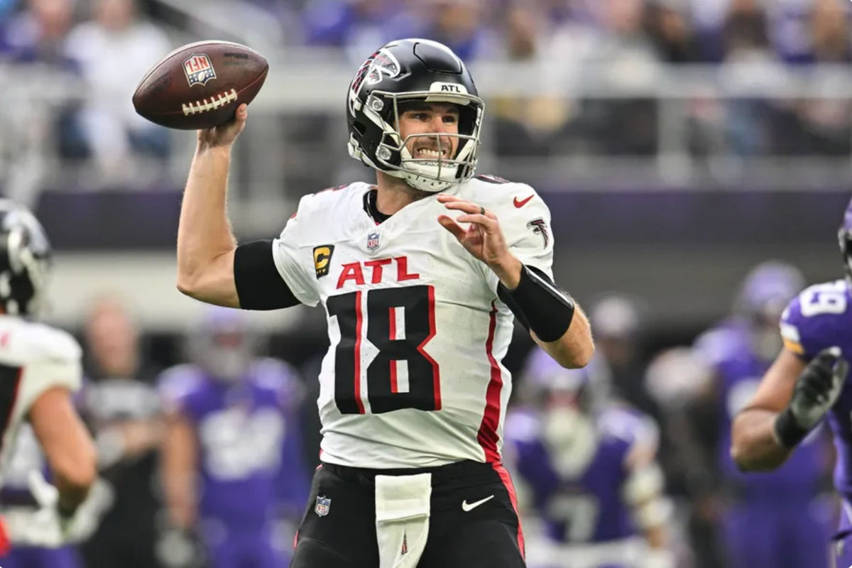 8 de diciembre de 2024; Minneapolis, Minnesota, EE. UU.; El mariscal de campo de los Atlanta Falcons, Kirk Cousins (18), lanza un pase contra los Minnesota Vikings durante el segundo cuarto en el U.S. Bank Stadium. Crédito obligatorio: Jeffrey Becker-Imagn Images