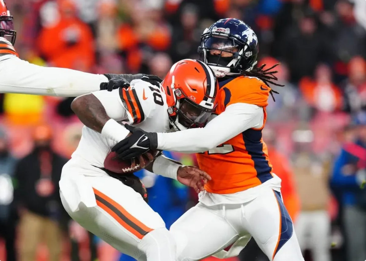 26 de noviembre de 2023; Denver, Colorado, EE. UU.; El apoyador de los Denver Broncos, Nik Bonitto (42), captura al mariscal de campo de los Cleveland Browns, PJ Walker (10), en la segunda mitad en Empower Field en Mile High. Créditos: Ron Chenoy-USA TODAY Sports
