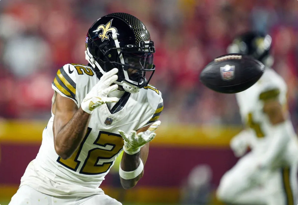 7 de octubre de 2024; Kansas City, Missouri, EE. UU.; El receptor abierto de los New Orleans Saints, Chris Olave (12), atrapa un pase durante la segunda mitad contra los Kansas City Chiefs en el GEHA Field del Arrowhead Stadium. Crédito obligatorio: Jay Biggerstaff-Imagn Images