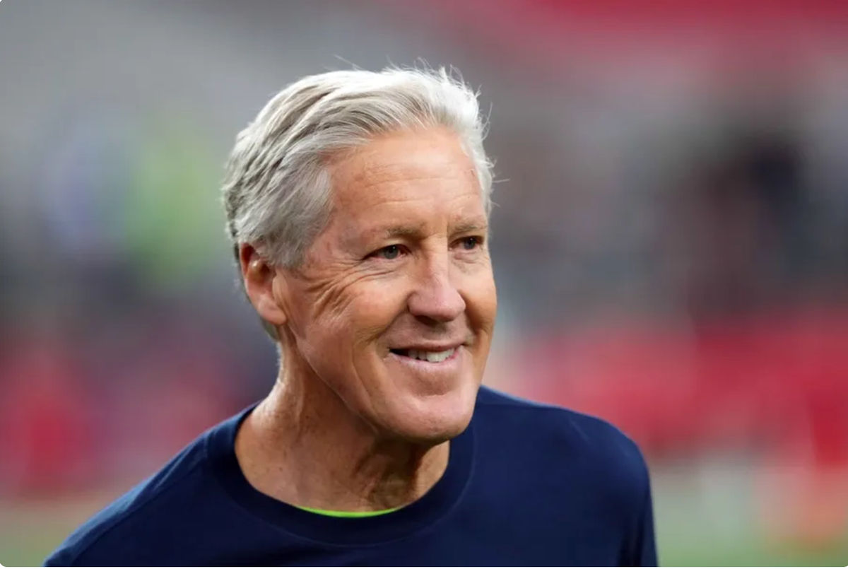 7 de enero de 2024; Glendale, Arizona, EE. UU.; El entrenador en jefe de los Seattle Seahawks, Pete Carroll, observa antes de enfrentar a los Arizona Cardinals en el State Farm Stadium. Crédito obligatorio: Joe Camporeale-USA TODAY Sports
